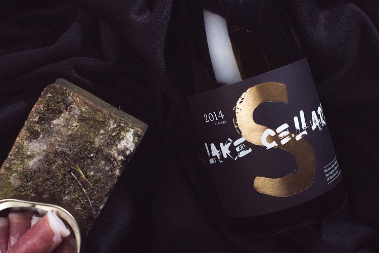 摩西湖紅酒品牌形象塑造，大膽而年輕，給奢侈品注入活力