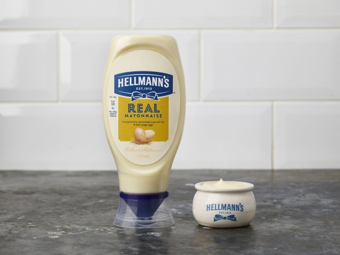 Hellmann 的品牌包裝設計,藍絲帶標志,手繪字體